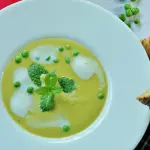 Zuppa di piselli espressa con pane croccante al formaggio